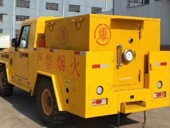 皂市镇凯龙爆破器材运输车：保障爆破任务的安全运行