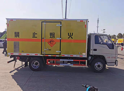 皂市镇爆破器材运输车工人安全操作规范与智能技术保障